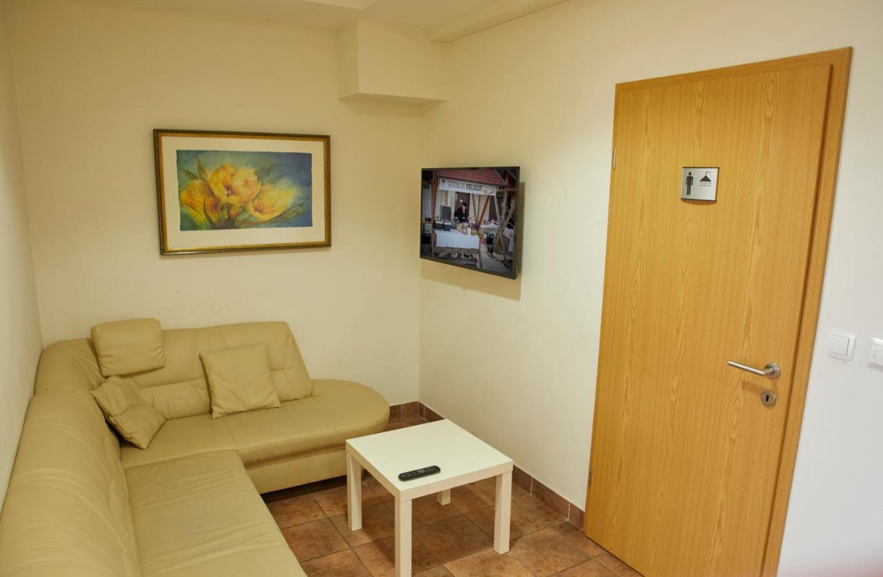 Hostel Delalut Ravne na Koroskem Ngoại thất bức ảnh